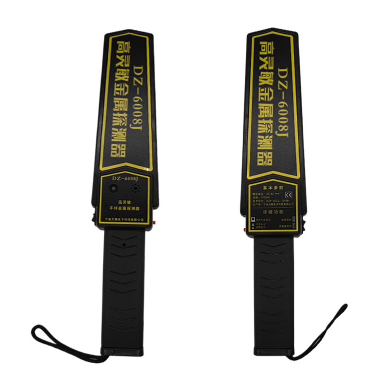 適合在機 場、海關(guān)、碼頭、銀行、建筑、監(jiān)獄、體育場、醫(yī)院，學校等場所使用。該產(chǎn)品 使用大規(guī)模集成電路，可完全配用 9V 充電電池（選配件），低電壓指示，LED 燈光鳴聲報警和振動報警，是檢查非法物品不可多得的理想產(chǎn)品。并附帶有外接 充電器功能，可在探測器本機進行充電。